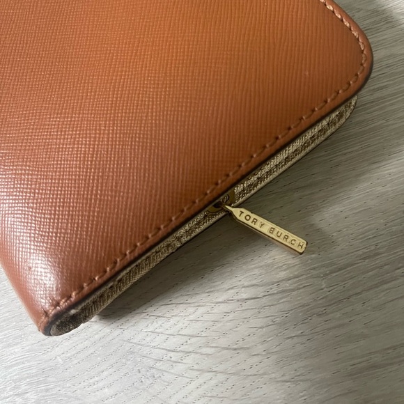 Tory Burch - Tan Leather Wallet with Gold Emblem USED - Picture 8 of 8